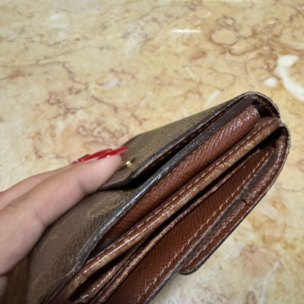 Authentic LOUIS VUITTON
Monogram Elise Wallet - Picture 4 of 12